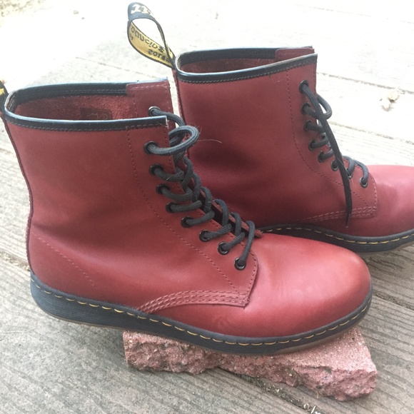 Unisex Dr. Martens Newton boots in cherry red - Picture 4 of 5